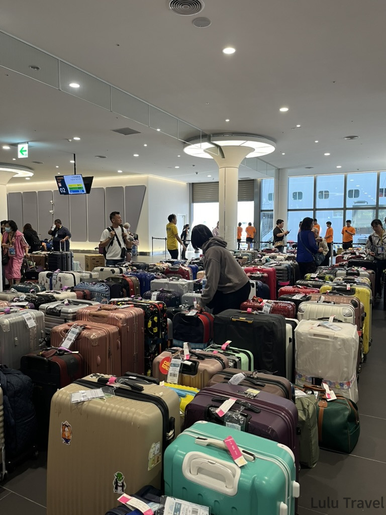 高雄港郵輪航廈下船領取行李的真實狀況，大廳內擺滿密密麻麻的行李箱，考驗旅客尋找行李的眼力與耐心。