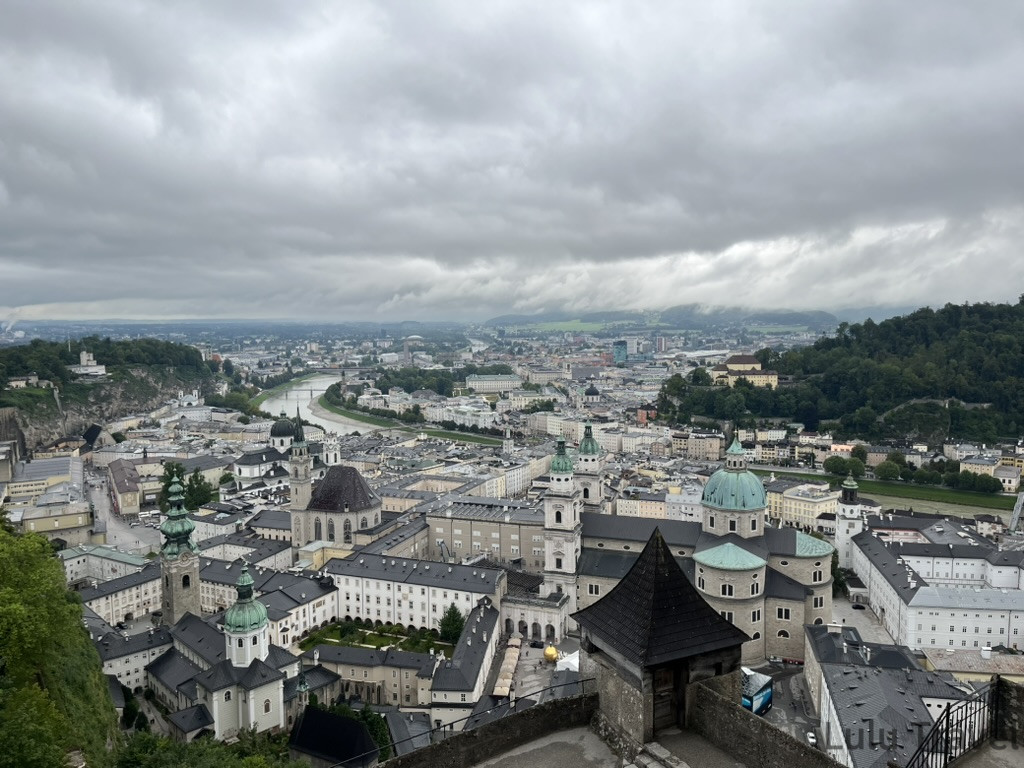 Salzburg Travel Guide — 5 Highlights and Why It's More Than a Mozart Stopover 從霍亨薩爾斯堡城堡俯瞰薩爾斯堡旅遊全景,薩爾察赫河蜿蜒其中,多座教堂圓頂點綴城市天際線