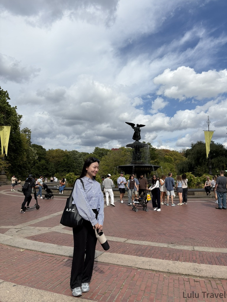 紐約行程規劃|DUMBO、百老匯、布魯克林到波士頓一日遊 紐約中央公園貝塞斯達噴泉(Bethesda Fountain)前留影,背景為著名的天使雕像與正在休憩的各國遊客。