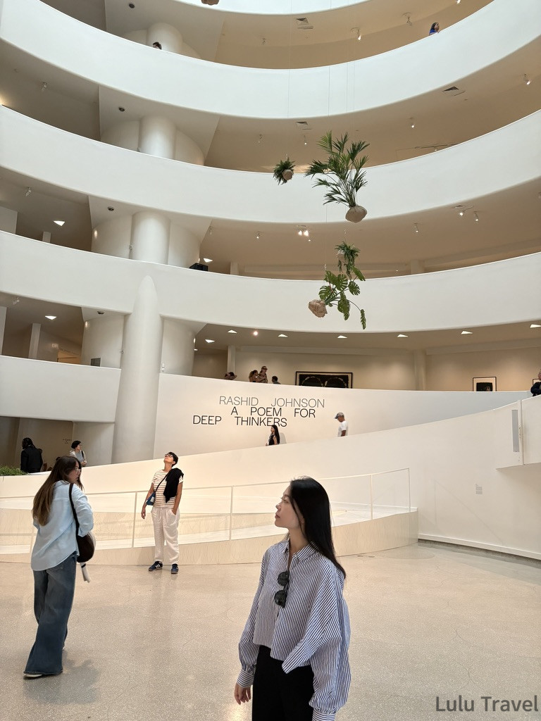 紐約自由行 | 旅費明細、交通技巧與住宿避雷全記錄 紐約古根漢美術館(Guggenheim Museum)內部的螺旋上升結構,白色簡約的曲線牆面搭配自然光頂部,充分展現萊特設計的建築美學。