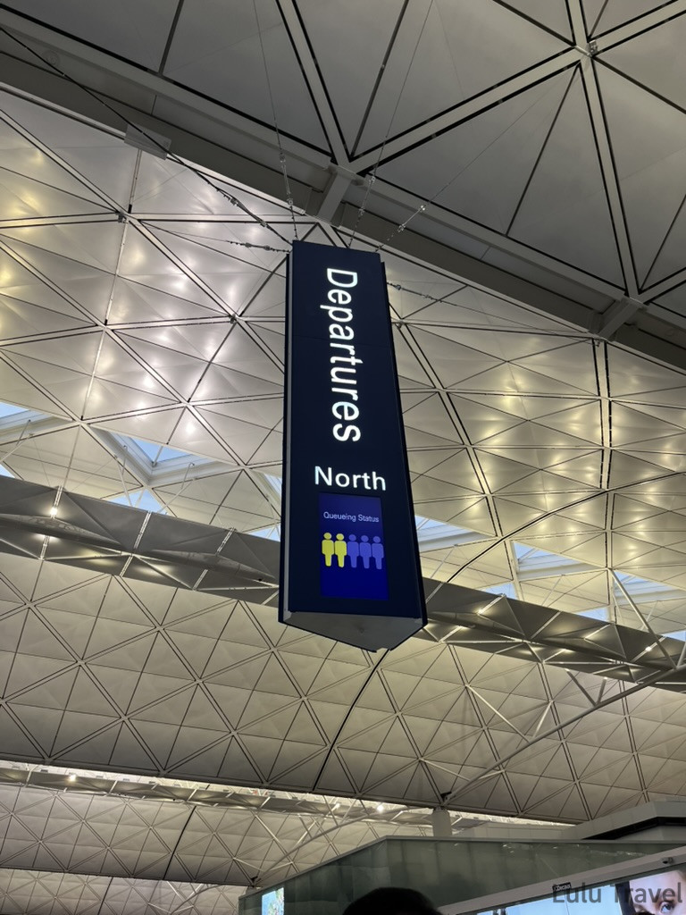 香港機場 Departures North 出發指示牌懸掛於三角幾何鋼架天花板下，並標示旅客量為40%