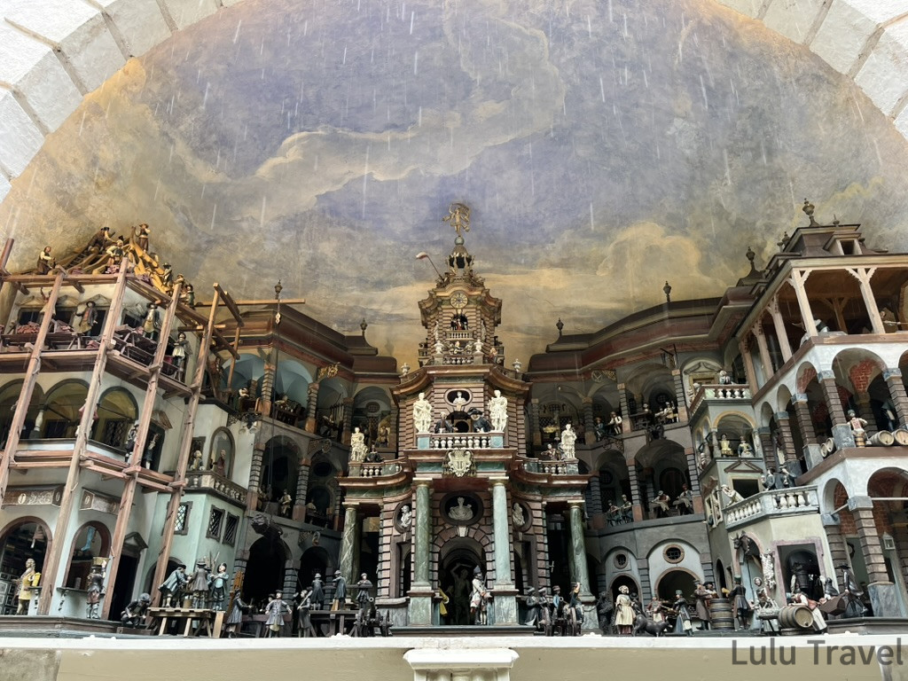 Salzburg Travel Guide — 5 Highlights and Why It's More Than a Mozart Stopover 海爾布倫宮機械木偶劇場內部,數百個木偶人物在巴洛克風格城市模型中運作,建造於 1750 年代