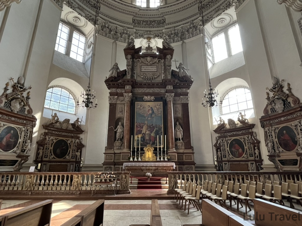 Salzburg Travel Guide — 5 Highlights and Why It's More Than a Mozart Stopover 薩爾斯堡主教座堂內部主祭壇全景,巴洛克風格圓頂與對稱祭壇裝飾構成莊嚴空間