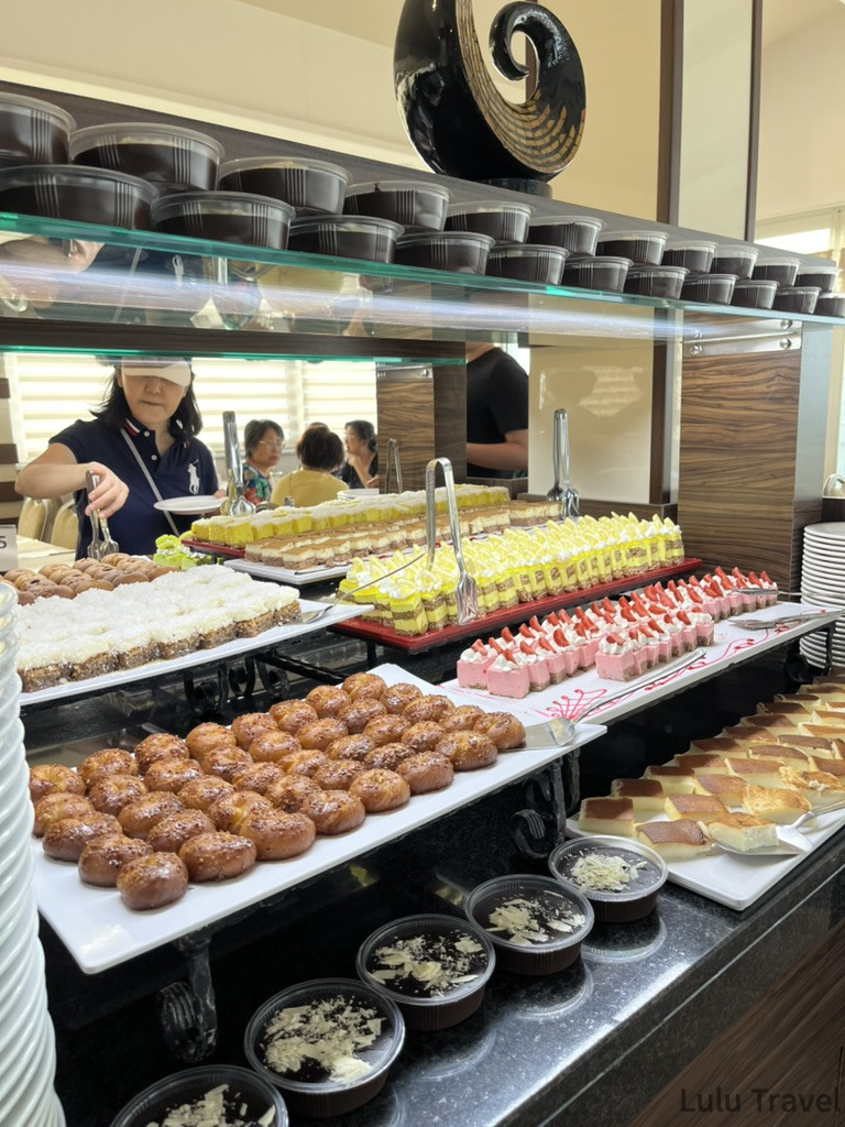 土耳其跟團指南|10 天費用、飲食、注意事項全攻略 土耳其跟團飯店甜點檯,金黃杏仁軟糖(Lokum)、巧克力蛋糕、檸檬蛋糕等琳瑯滿目,甜點種類之豐富足以滿足所有甜食愛好者,展現土耳其甜點『甜度爆表』的特色