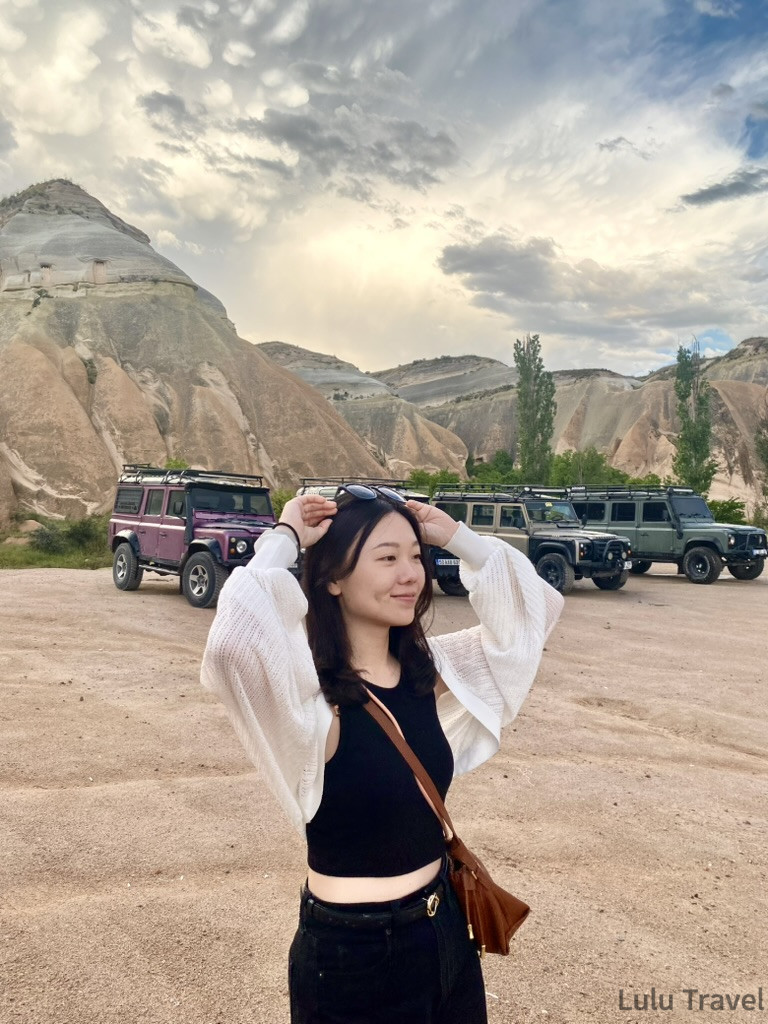 土耳其跟團指南|10 天費用、飲食、注意事項全攻略 卡帕多奇亞Jeep Safari吉普車遊,背景密集的越野車隊與駕駛人員,展現土耳其跟團在地質公園探險的刺激活動