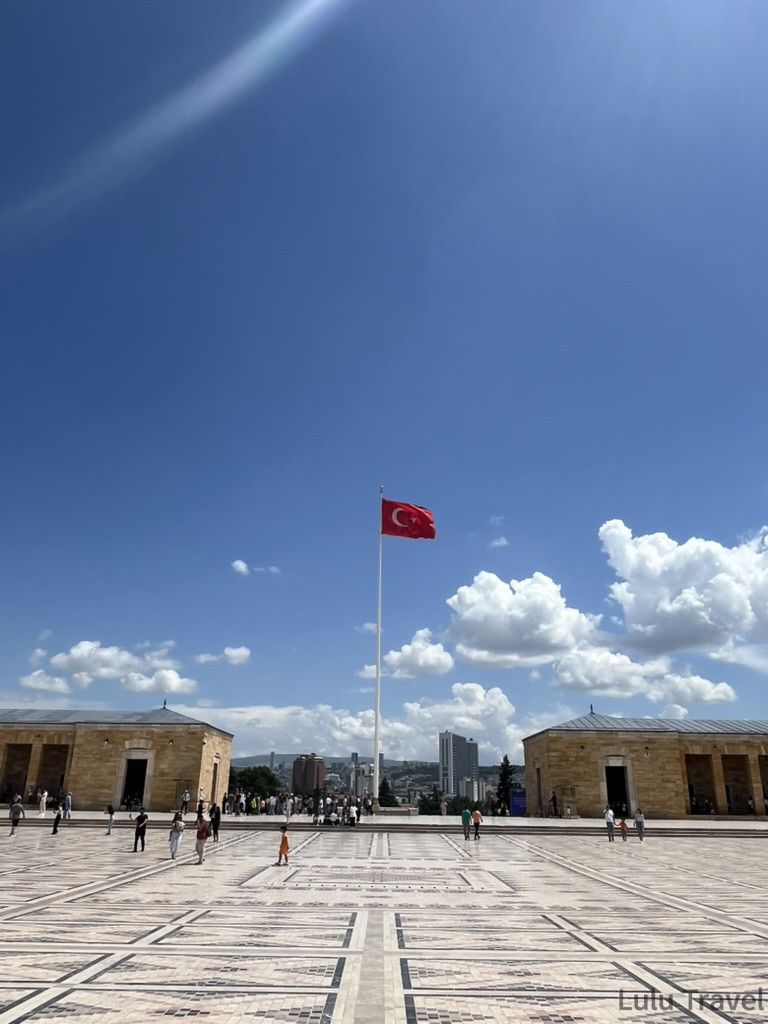 Everything You Need to Know Before a 10-Day Turkey Group Tour 土耳其安卡拉凱末爾紀念館廣場,國父陵墓的核心景區,紅色國旗飄揚,白色古典建築呈現莊嚴肅穆,跟團遊客致敬的重要歷史地點