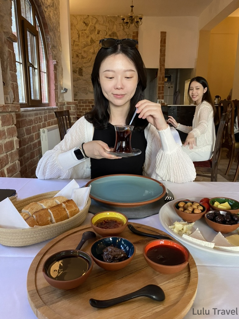 土耳其跟團指南|10 天費用、飲食、注意事項全攻略 土耳其大早餐配上傳統飲茶文化體驗,木製醬料盤上蜂蜜、橄欖油、醃漬番茄、黑橄欖、杏仁整齊排列,展現土耳其早晨的紅茶文化儀式