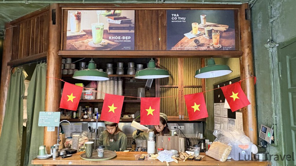河內自由行|5 天 4 夜河內舊城區踩點與下龍灣郵輪之旅 Cong Cafe – Cau Go 分店的出餐櫃檯,牆上掛著飲品菜單