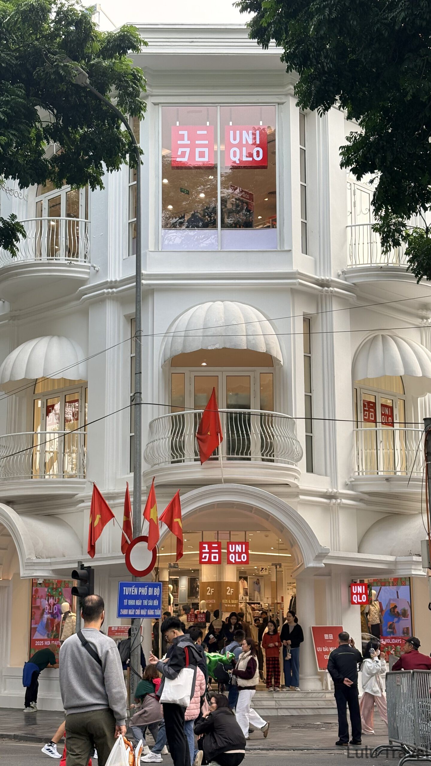 河內自由行|5 天 4 夜河內舊城區踩點與下龍灣郵輪之旅 河內還劍郡 UNIQLO 門市的白色建築外觀