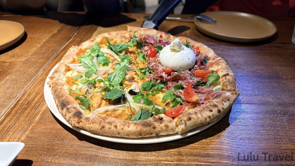 河內自由行|5 天 4 夜河內舊城區踩點與下龍灣郵輪之旅 Pizza 4P's Bao Khanh 分店的布拉塔生火腿披薩特寫