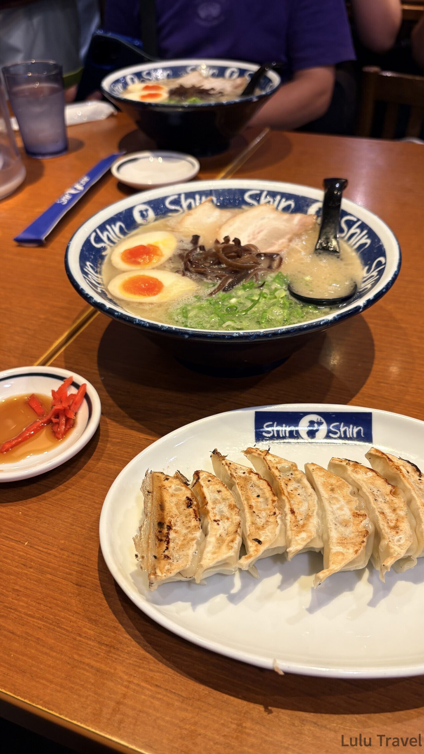福岡自由行|日本黃金週的6 天 5 夜行程與消費明細 博多拉麵 ShinShin 的豚骨拉麵,配溏心蛋、叉燒、木耳與大量青蔥,旁邊是一盤煎餃