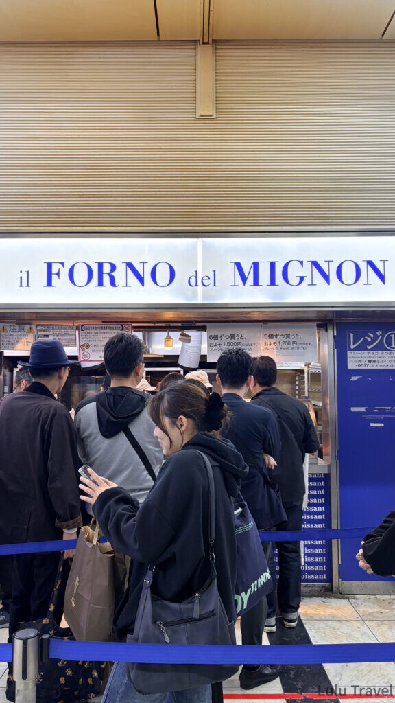 福岡自由行|日本黃金週的6 天 5 夜行程與消費明細 博多車站內的 il FORNO del MIGNON 可頌麵包店,店外擠滿了正在排隊購買的人潮