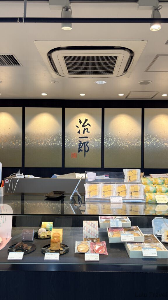 福岡自由行|日本黃金週的6 天 5 夜行程與消費明細 伴手禮名店「治一郎」的福岡專櫃店面,玻璃展示櫃內陳列著招牌的年輪蛋糕、布丁與各式甜點