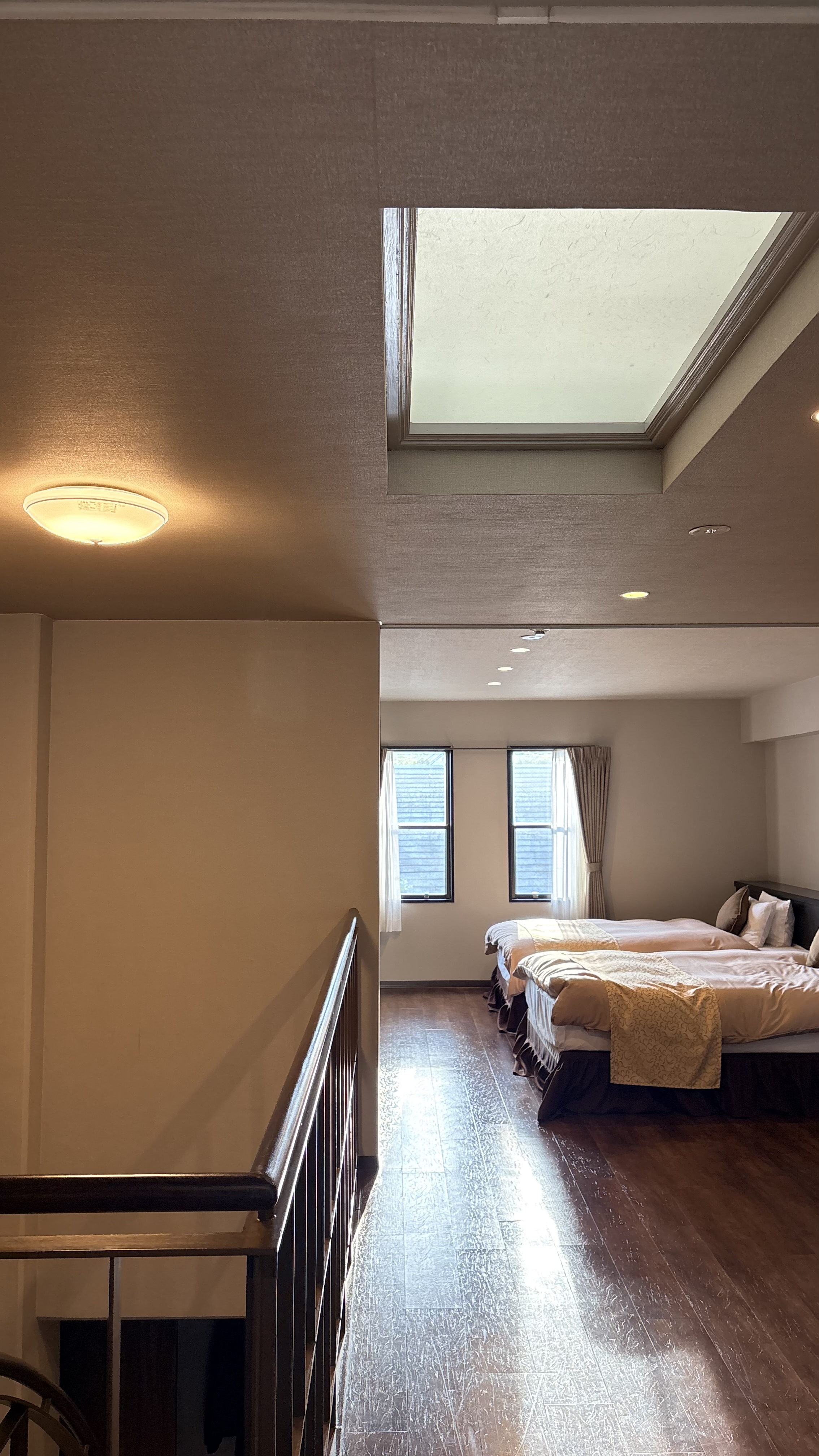 由布院兩天一夜|避開黃金週人潮的溫泉住宿與由布院之森 公寓套房二樓的睡覺空間,兩張床鋪與天窗,樓梯扶手在前景