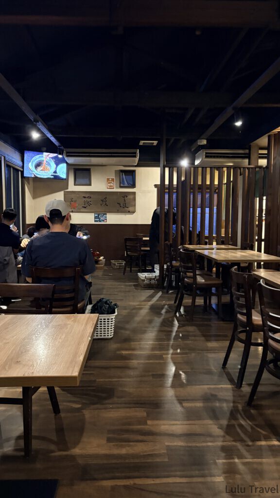 由布院兩天一夜|避開黃金週人潮的溫泉住宿與由布院之森 釜飯心店內晚餐時段大半空著的座位,牆上螢幕播放釜飯吃法介紹