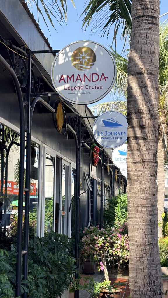 下龍灣郵輪|Amanda 兩天一夜實搭,4 家行程比較與體驗細節 碼頭候船區懸掛的 Amanda Legend Cruise 與 Le Journey 郵輪招牌
