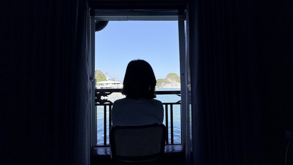 下龍灣郵輪|Amanda 兩天一夜實搭,4 家行程比較與體驗細節 從艙房陽台望出去的下龍灣海面與喀斯特山景