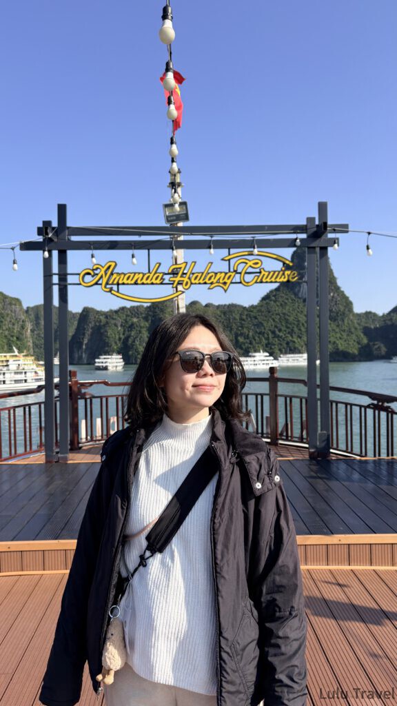 下龍灣郵輪|Amanda 兩天一夜實搭,4 家行程比較與體驗細節 站在 Amanda Halong Cruise 甲板招牌前的留影