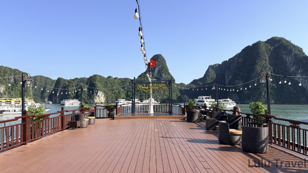 河內自由行|5 天 4 夜河內舊城區踩點與下龍灣郵輪之旅 下龍灣過夜郵輪的甲板座位區,遠處是喀斯特島嶼