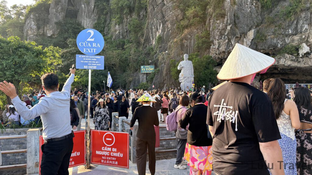 下龍灣郵輪|Amanda 兩天一夜實搭,4 家行程比較與體驗細節 英雄島登山步道出口的擁擠人潮,後方是季托夫雕像