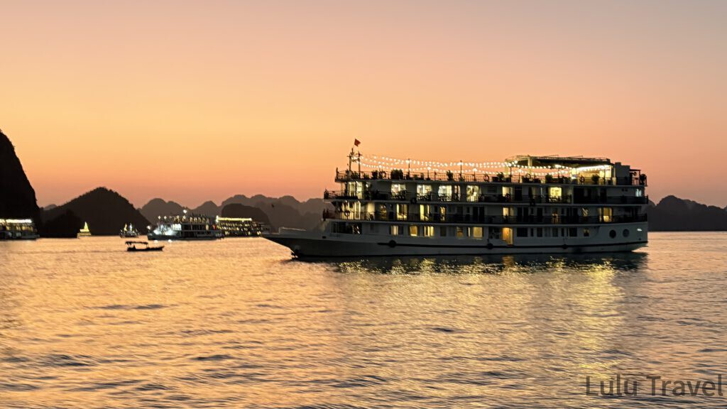 河內自由行|5 天 4 夜河內舊城區踩點與下龍灣郵輪之旅 日落時分停泊在下龍灣海上的郵輪剪影