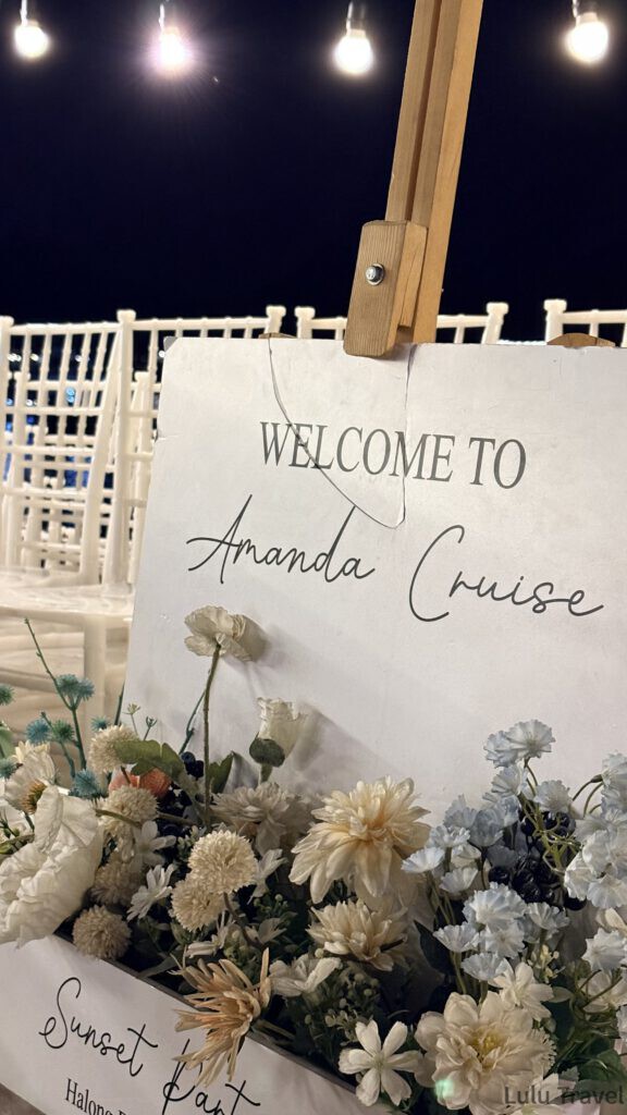 下龍灣郵輪|Amanda 兩天一夜實搭,4 家行程比較與體驗細節 Amanda 郵輪甲板日落派對的迎賓看板與花藝布置