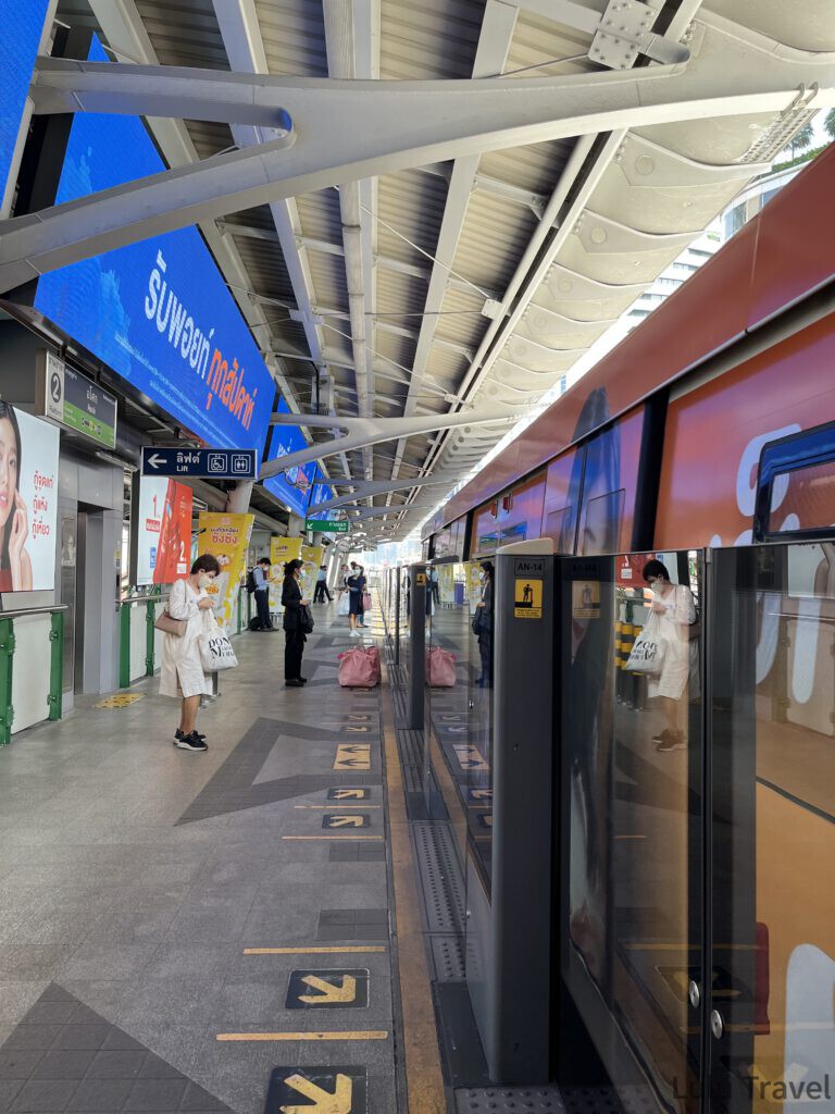 泰國曼谷一日遊|丹嫩莎朵水上市場與美功鐵道市場組團實記 BTS 暹羅站月台,列車停靠在月台門旁