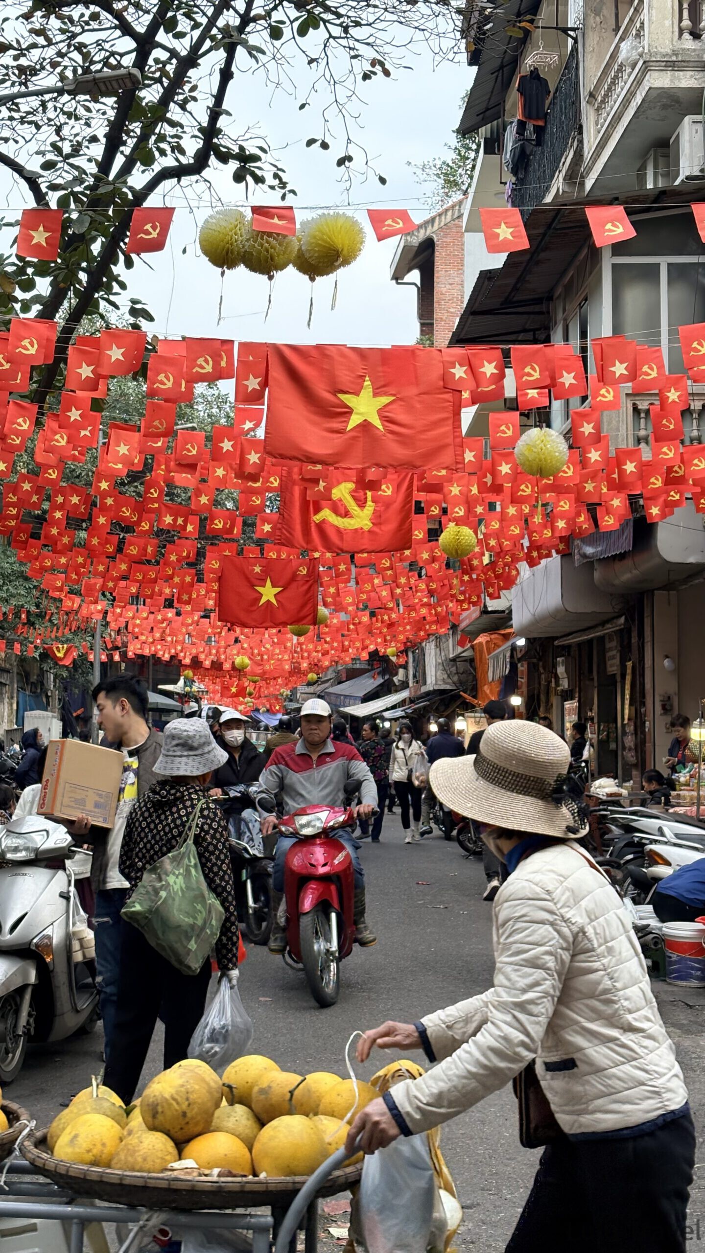 河內自由行|5 天 4 夜河內舊城區踩點與下龍灣郵輪之旅 河內街頭掛滿越南國旗與黨旗的日常街景