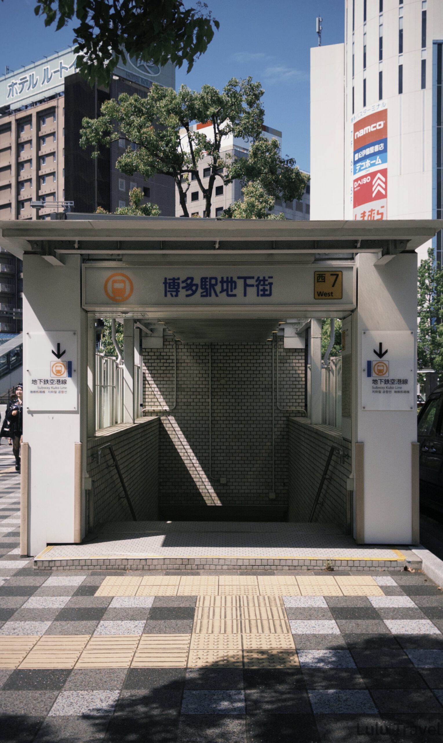 福岡自由行|日本黃金週的6 天 5 夜行程與消費明細 博多車站地下的聯絡通道入口,上方標示著「博多駅地下街」,兩側有地下鐵空港線的引導指標