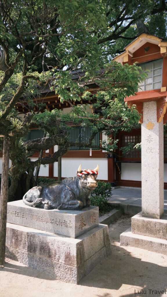 福岡自由行|日本黃金週的6 天 5 夜行程與消費明細 太宰府天滿宮內的御神牛銅像,牛角上綁著紅白相間的注連繩,靜靜地臥在石造基座上