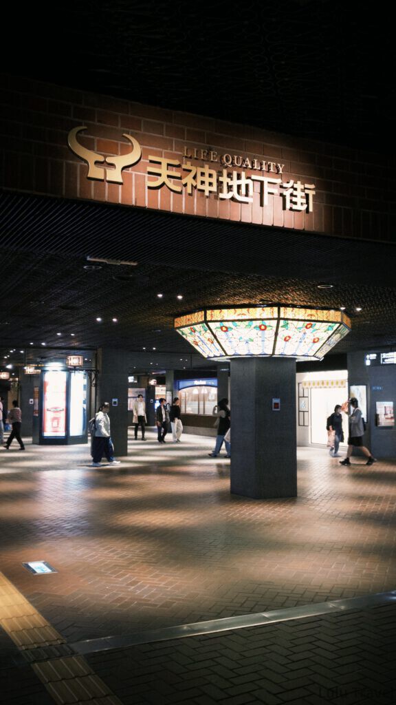 福岡自由行|日本黃金週的6 天 5 夜行程與消費明細 天神地下街的廣闊走道,有著復古的紅磚地板與歐風彩繪玻璃照明柱,營造出優雅的地下街氛圍